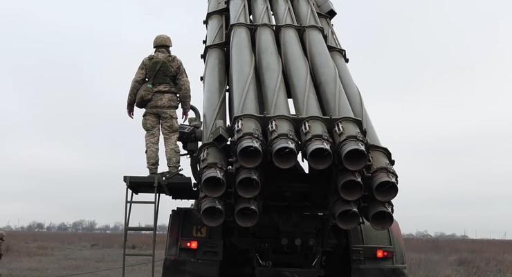 Украинские военные провели учения со "Смерчами"