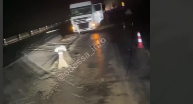 На трассе Киев-Одесса в лоб столкнулись два грузовика