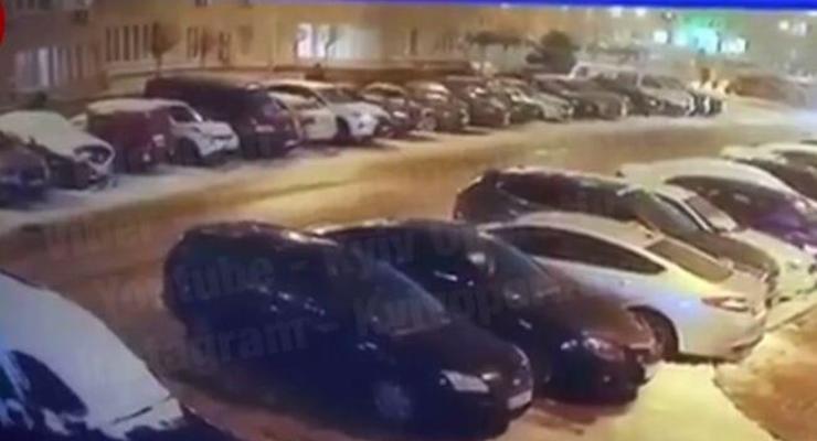 Под Киевом мужчина повредил десяток авто после ссоры с женой