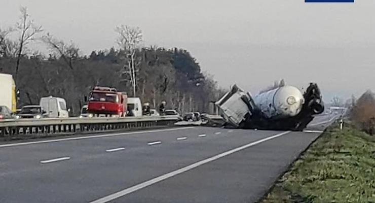 На трассе Киев-Харьков опрокинулся грузовик и перекрыл движение
