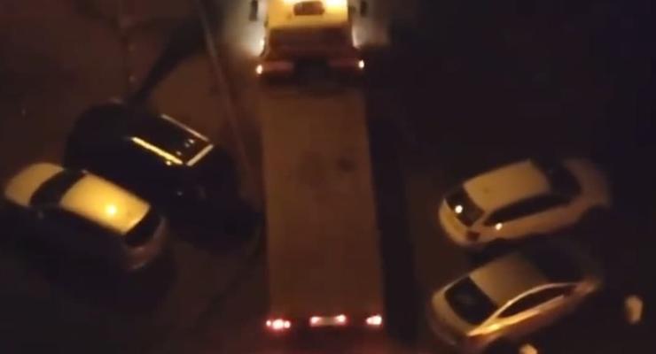 В Киеве эвакуатор ночью разбил четыре авто и уехал