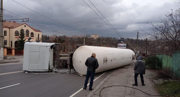 В Житомире перевернулась цистерна с газом, жителей домов эвакуировали