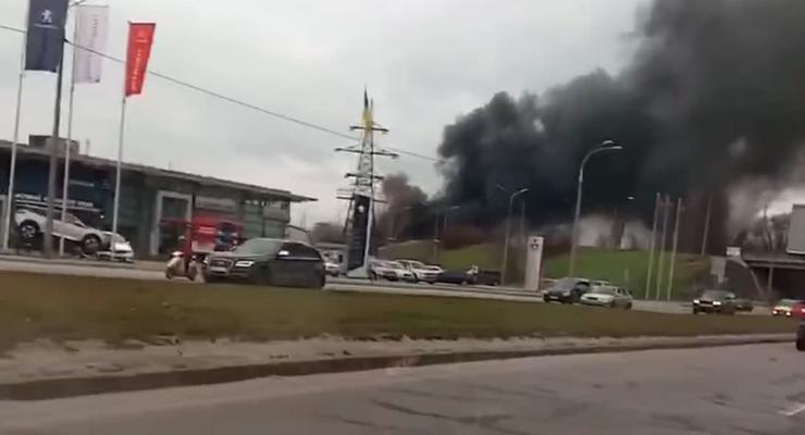 Дымом окутано все: В Киеве горела гора покрышек и мусора