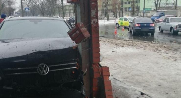 ДТП в Харькове: авто влетело в остановку