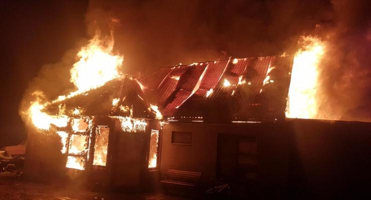 Под Одессой из-за новогодней гирлянды сгорел дом