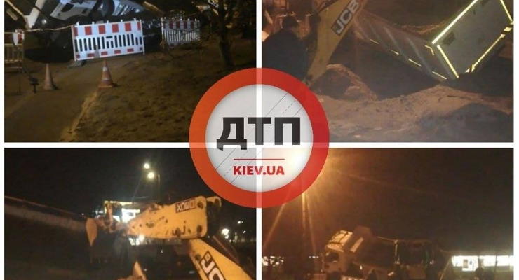 В сети показали, как в Киеве ушел под землю грузовик