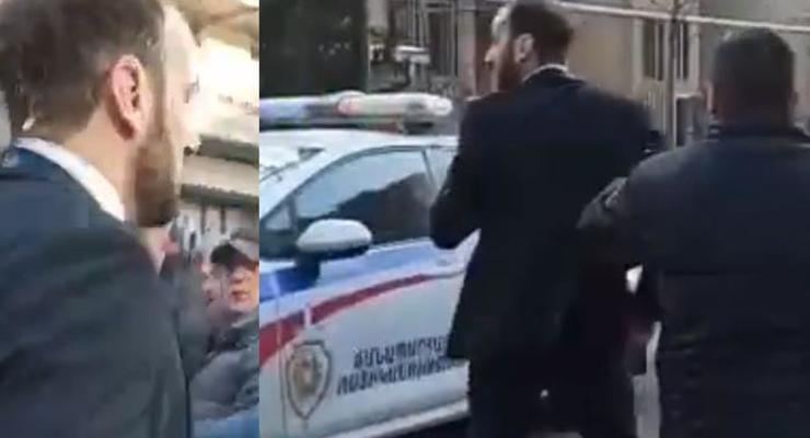 В Ереване протестующие забросали яйцами депутата