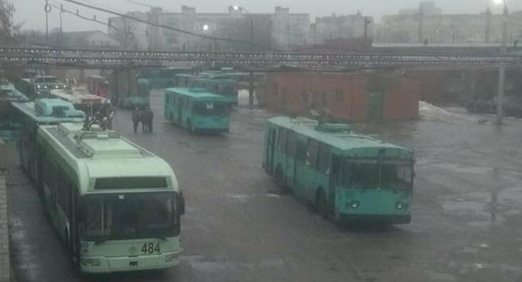 В Чернигове из-за ветра с ледяным дождем встали все троллейбусы