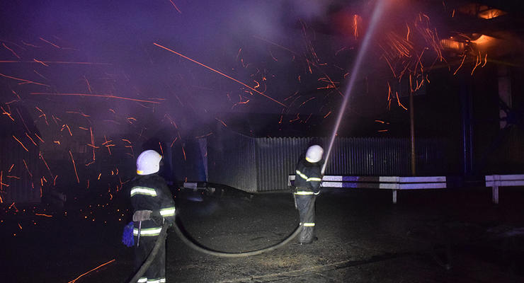 В Николаеве 90 человек тушило загоревшийся терминал с зерном