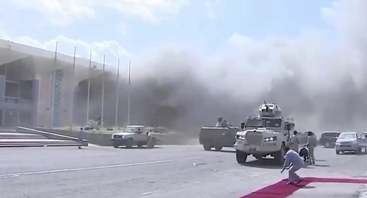 В Йемене произошел мощный взрыв в аэропорту во время прибытия делегации