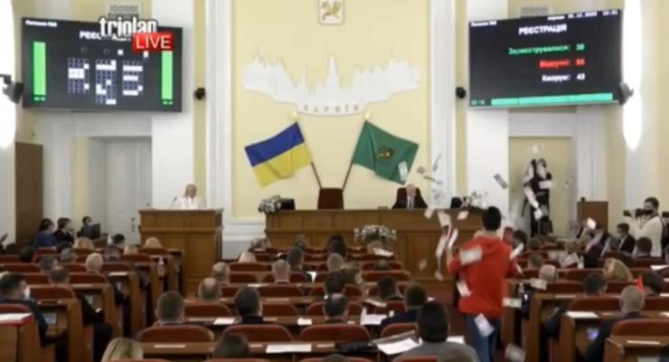 В Харькове депутатов горсовета “обстреляли” фальшивыми долларами