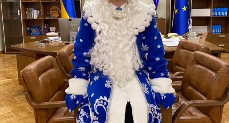 Министр в костюме Деда Мороза заявил, что рейдерства больше нет