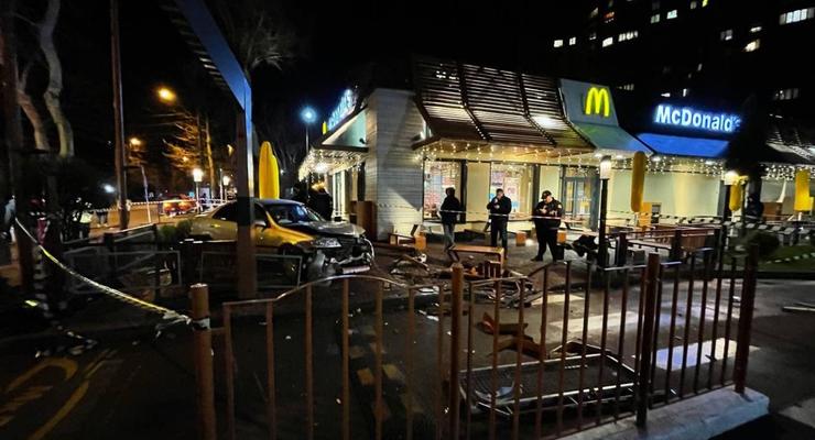 В Одессе авто влетело в McDonalds и сбило человека