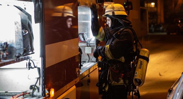 В горящей квартире в Киеве спасатели обнаружили тело с ножевыми ранениями