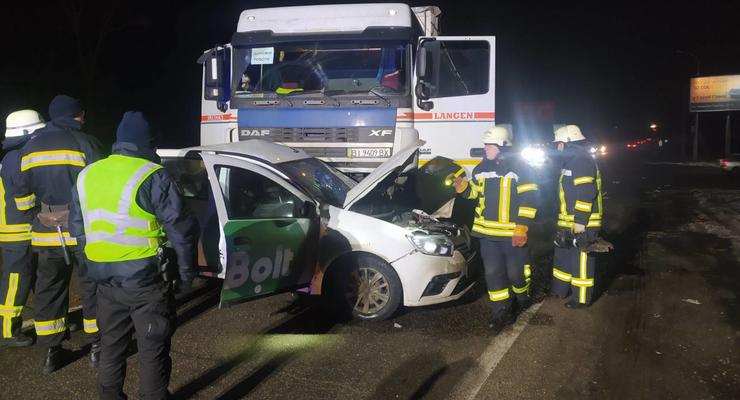 В Харькове грузовик снес легковушку: Водитель погиб