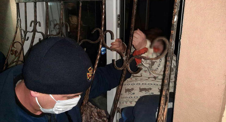 На Днепропетровщине женщина застряла в оконной решетке