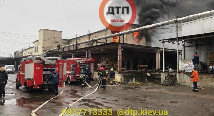 В Киеве мощный пожар охватил “Укррыбу”