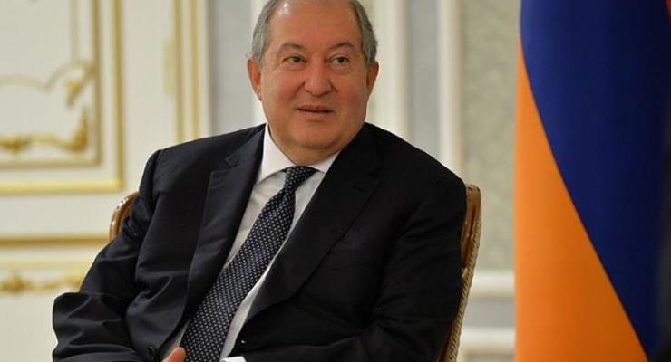 Президент Армении заразился COVID во время визита в Лондон