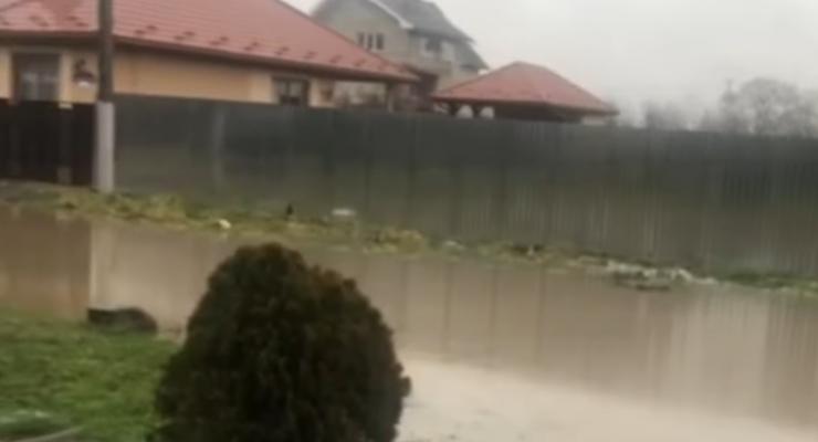 После дождей на Закарпатье затопило дома и колодцы