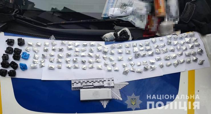 В Одессе полиция изъяла у женщины почти 130 свертков метадона