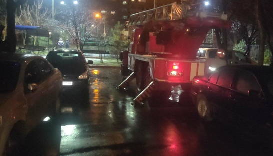 Под Одессой мужчина пытался выйти через балкон и повис на трубе