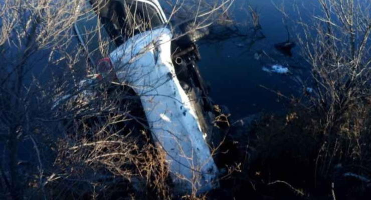 На Одесчине авто с пассажирами утонуло в водоеме: Фото