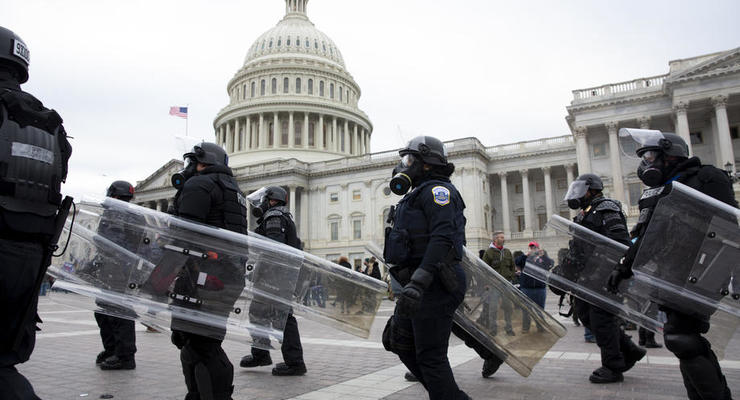 Бойцы спецназа вошли в здание Конгресса США