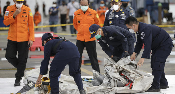 Авиакатастрофа в Индонезии: обнаружены останки тел