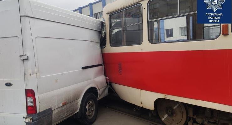 ДТП в Киеве остановило движение трамваев