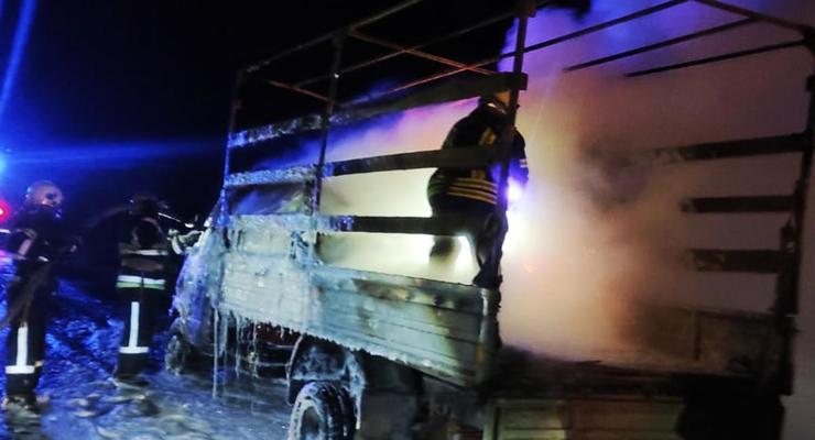 В Днепропетровской области сгорел грузовик, который перевозил мебель