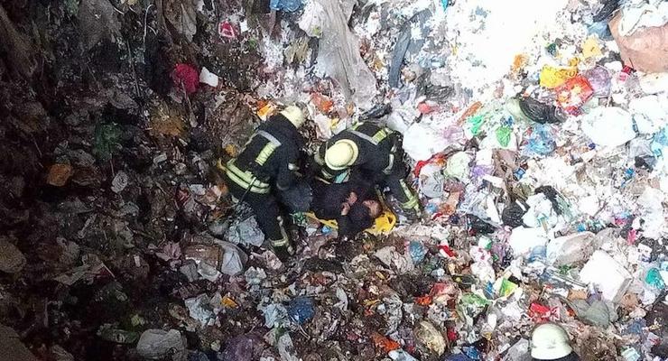 В Киеве мужчина провалился в глубокий бункер с мусором
