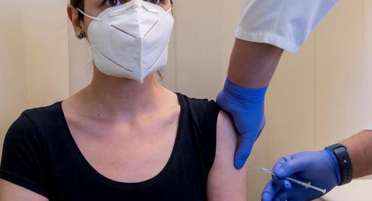 В РФ начали испытывать на добровольцах вакцину Спутник Лайт