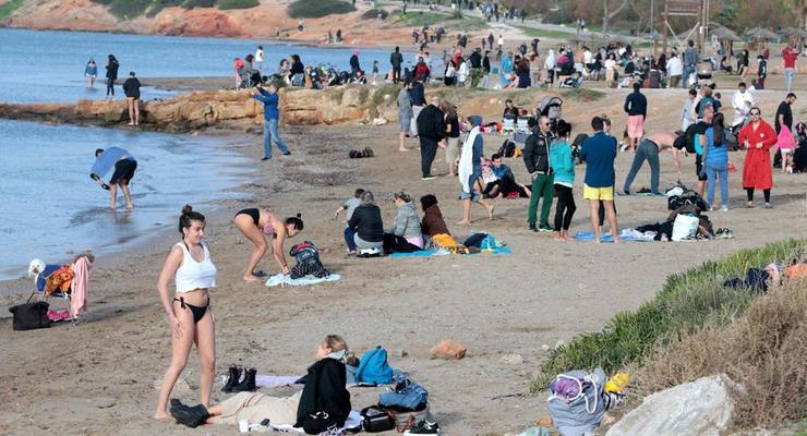 В Греции аномальное тепло: люди купаются в море