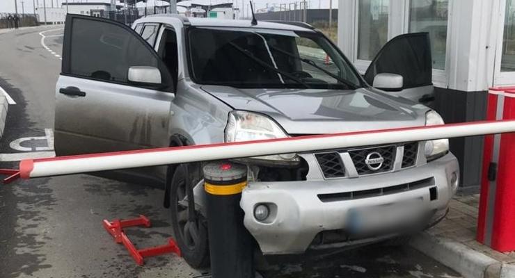 Ехал в Крым: Украинец пытался прорваться через КПВВ, но разбил авто