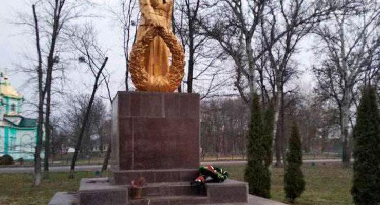 На Полтавщине подростки осквернили памятник жертвам войны