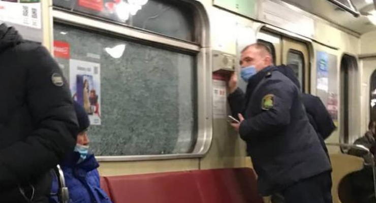 В Киеве четыре вагона метро пострадали от рук хулиганов