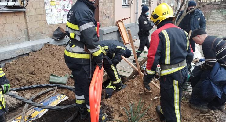В Киеве монтажника насмерть засыпало песком