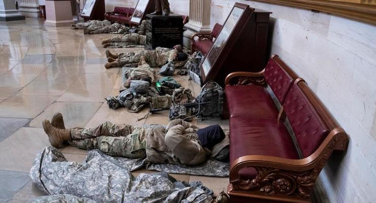 Опубликованы фото спящих военных в Капитолии США