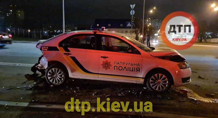 В Киеве пьяный водитель протаранил авто патрульных, есть пострадавшие