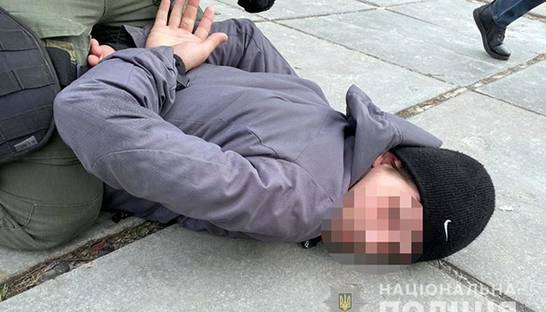 В Киеве "блогер", угрожая ножом, отобрал телефоны у детей