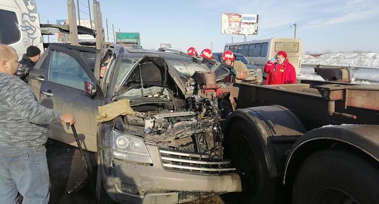 На Одесчине грузовик столкнулся с легковушкой: Водителя вырезали