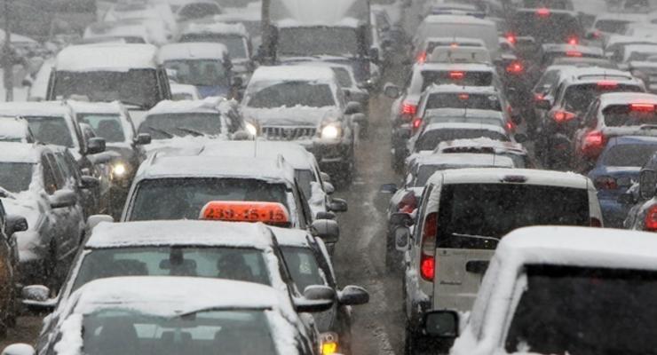 Киев сковали пробки из-за снегопада