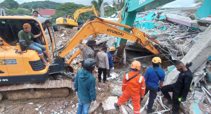 В Индонезии погибли семь человек при мощном землетрясении