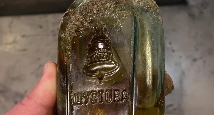 На одесской Молдаванке раскопали столетнюю бутылку коньяка