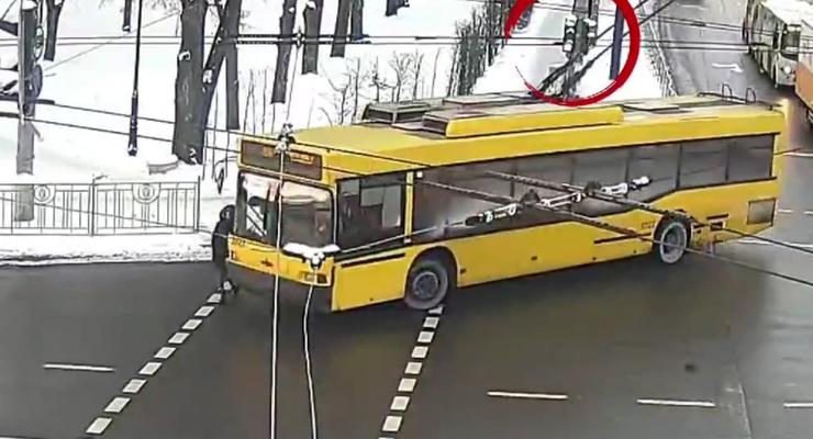 Не притормозил на переходе: В Киеве троллейбус сбил женщину