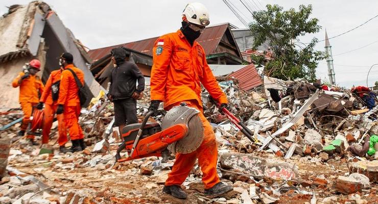 В Индонезии число жертв землетрясения выросло до 56 человек