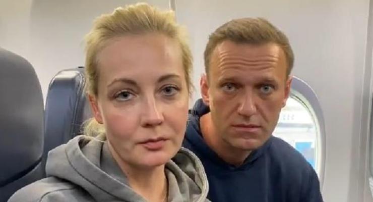 "Водочки нам принеси": Навальные летят в Москву