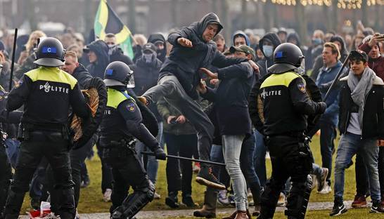 В Амстердаме водометом разогнали протестующих