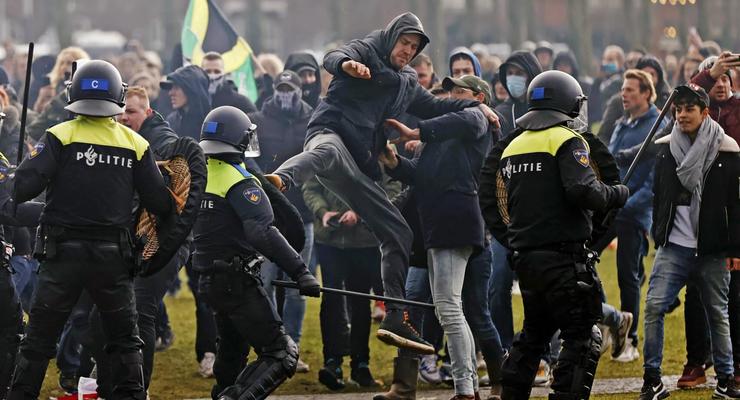 В Амстердаме водометом разогнали протестующих