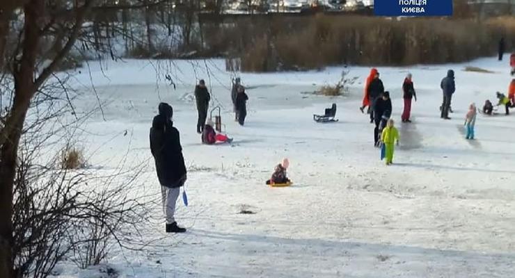В Киеве полицейский спас ребенка, провалившегося под лед